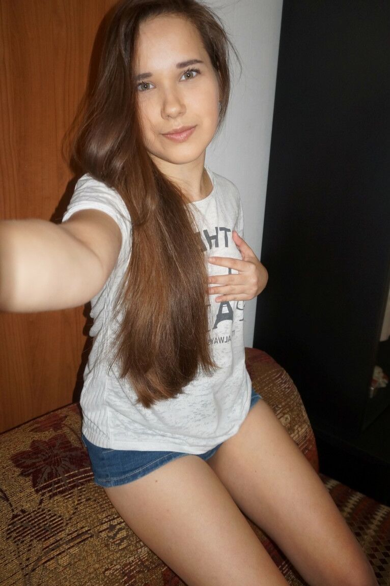 20P Hübsches Babe macht Nackt-Selfies und zeigt ihren großen Arsch und ihre kleinen Titten