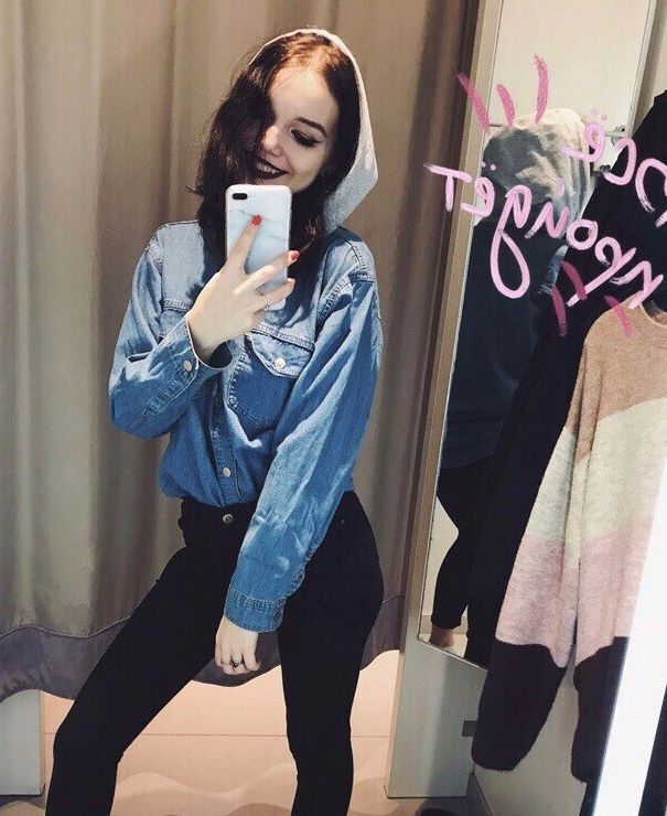 20P Hübsches Babe macht Nackt-Selfies und zeigt ihren großen Arsch und ihre kleinen Titten
