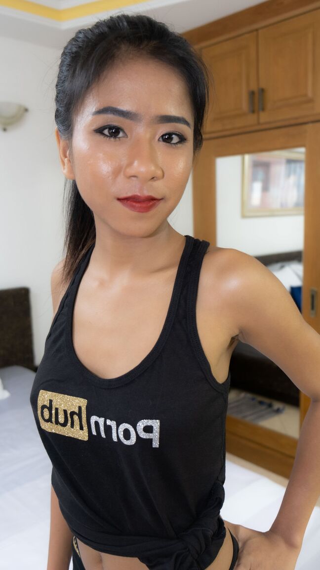 20P A bela tailandesa Som posa com sua roupa do PornHub