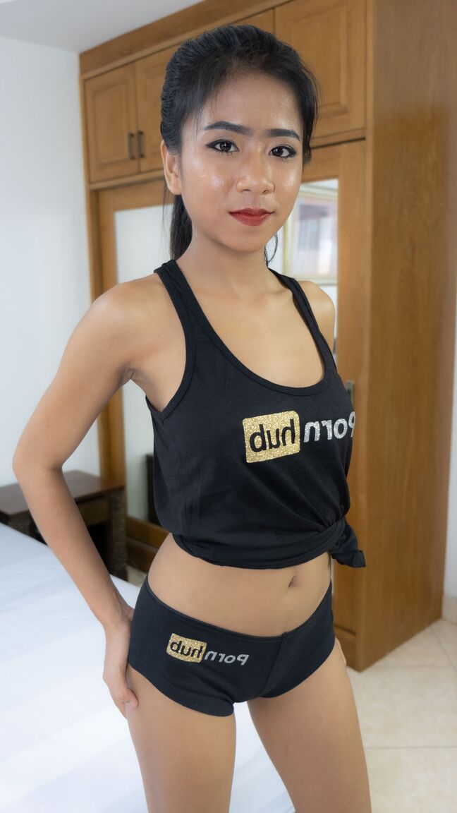 20P A bela tailandesa Som posa com sua roupa do PornHub