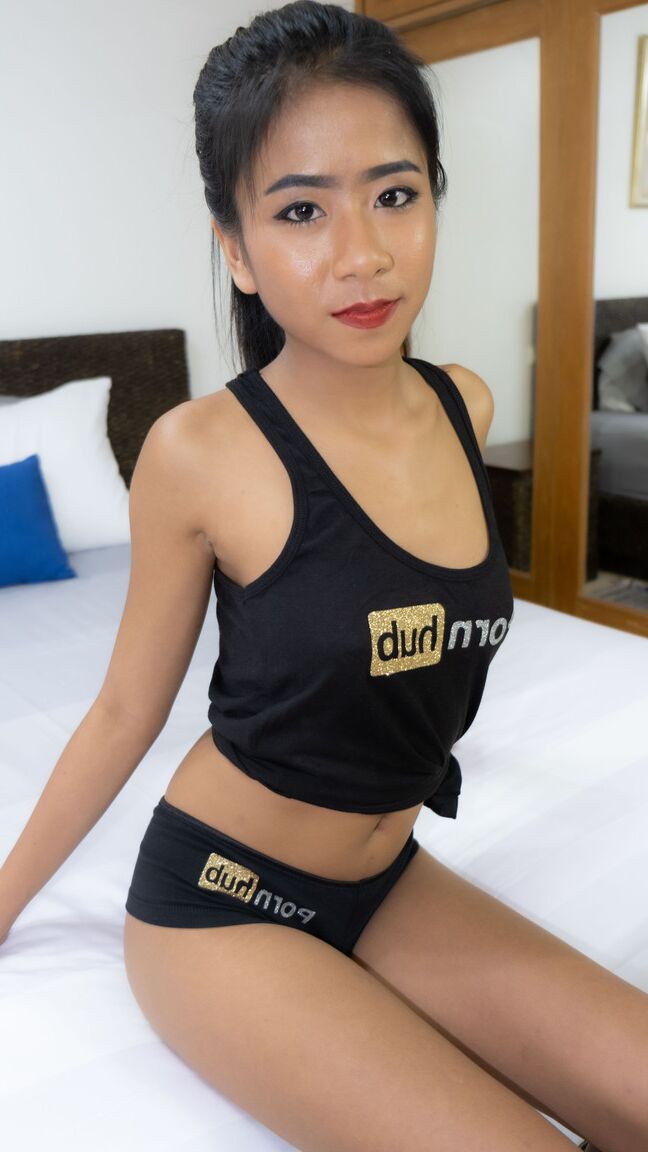 20P A bela tailandesa Som posa com sua roupa do PornHub