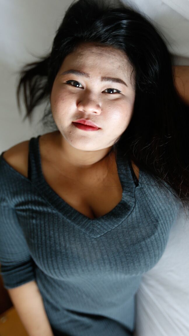 21P La monja asiática gordita C muestra sus grandes tetas naturales y folla en POV