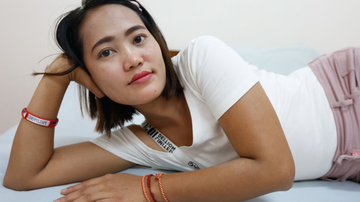 21P, la jeune asiatique Charice montre son corps potelé en se déshabillant pour le sexe.