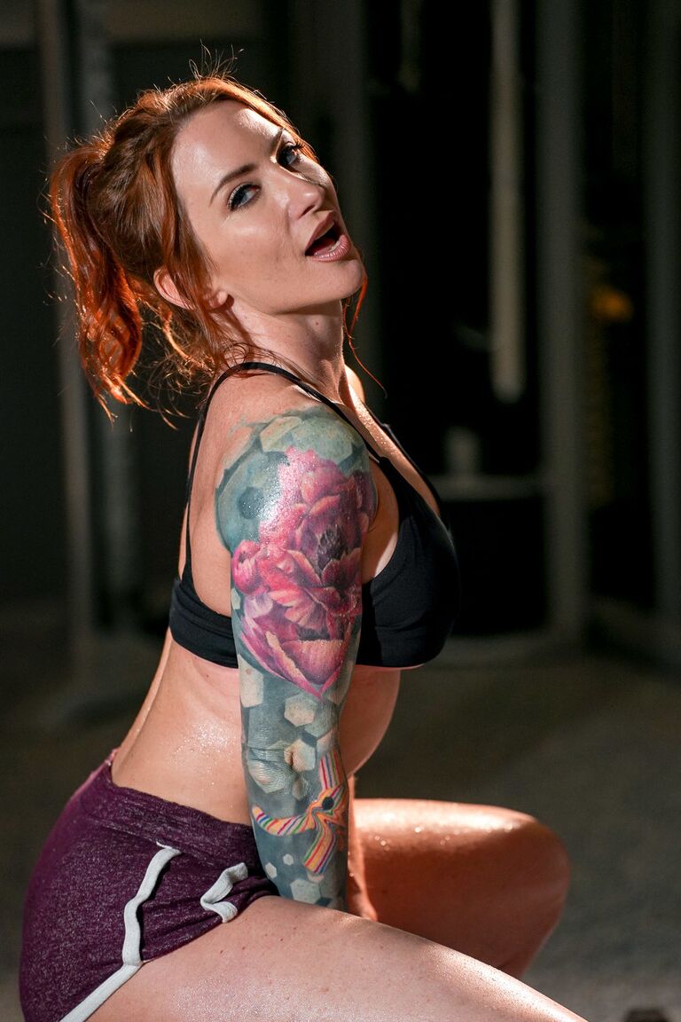 20P Inked bodybuilder MILF Sophia Locke unveils her big tits and takes a dick