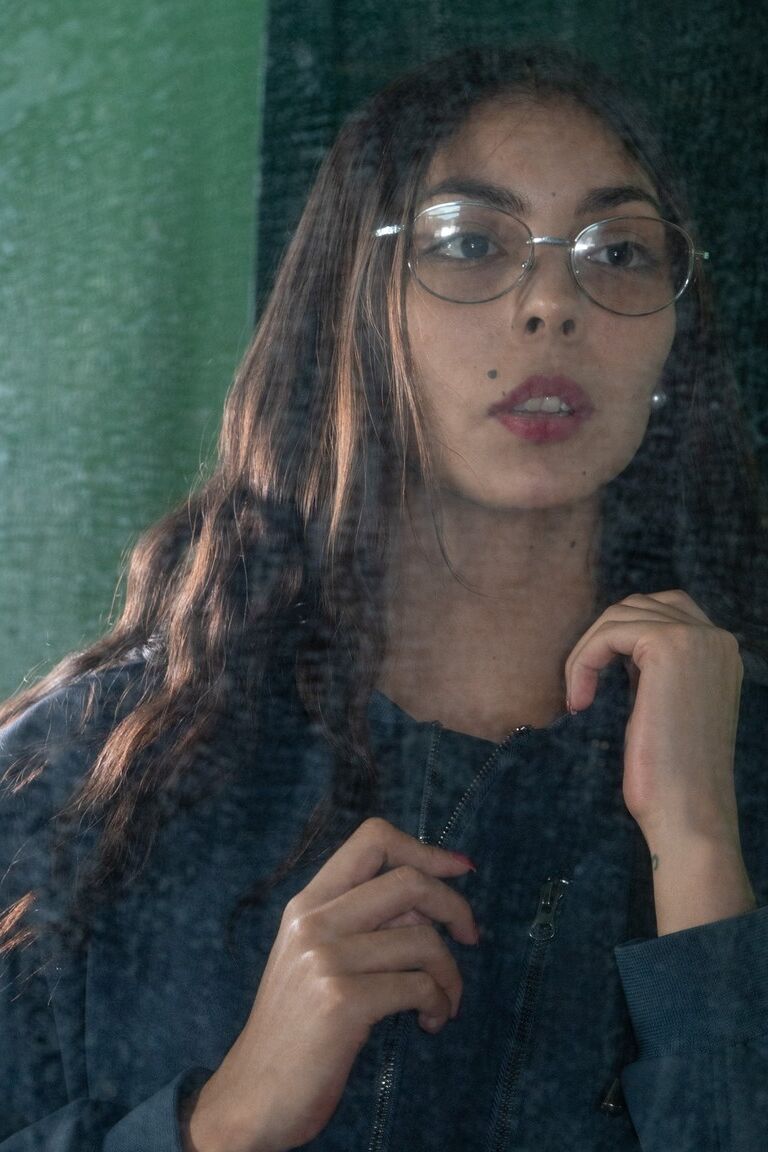 21P La nerd amateur Eva One revela sus pequeñas tetas y su coño caliente en solitario