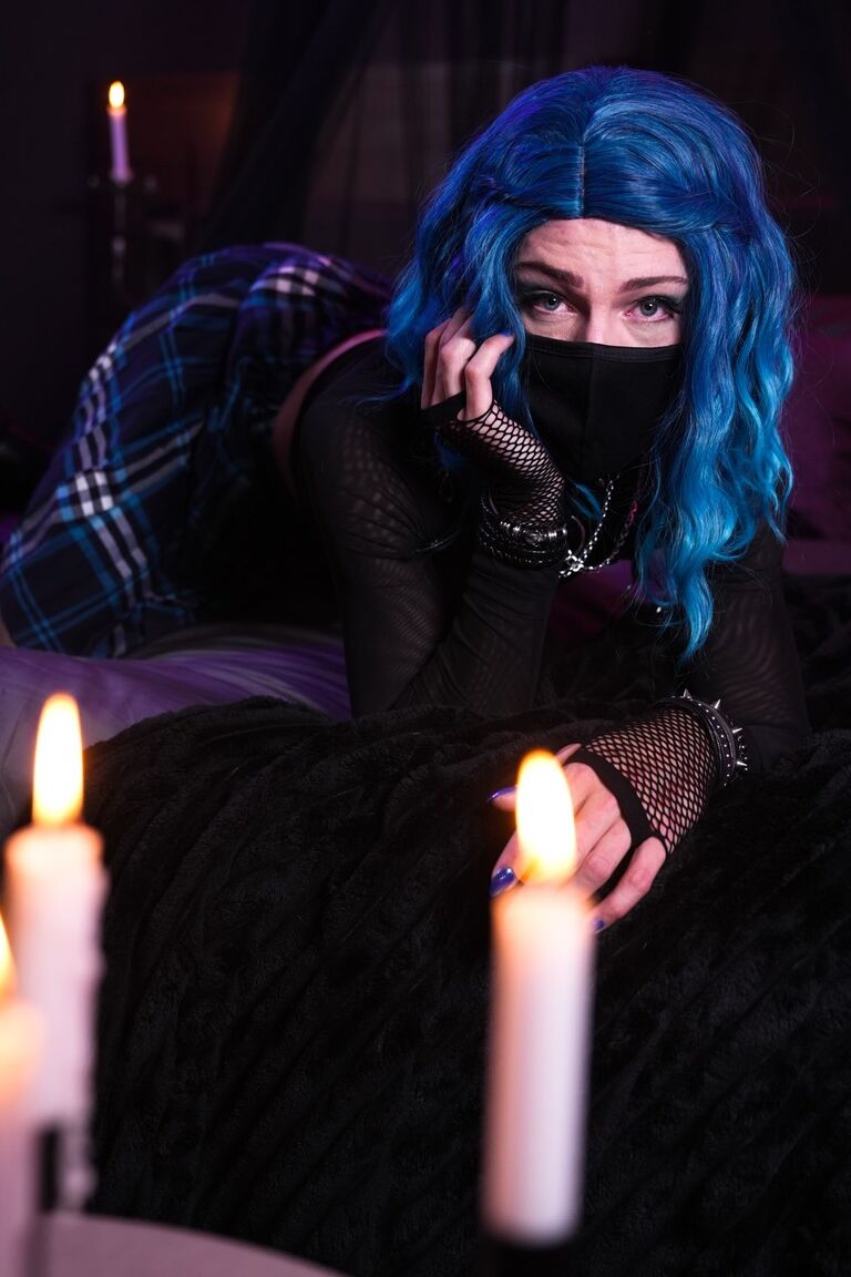 21P La sexy Goth Angel Elias se fait baiser en levrette par son petit ami