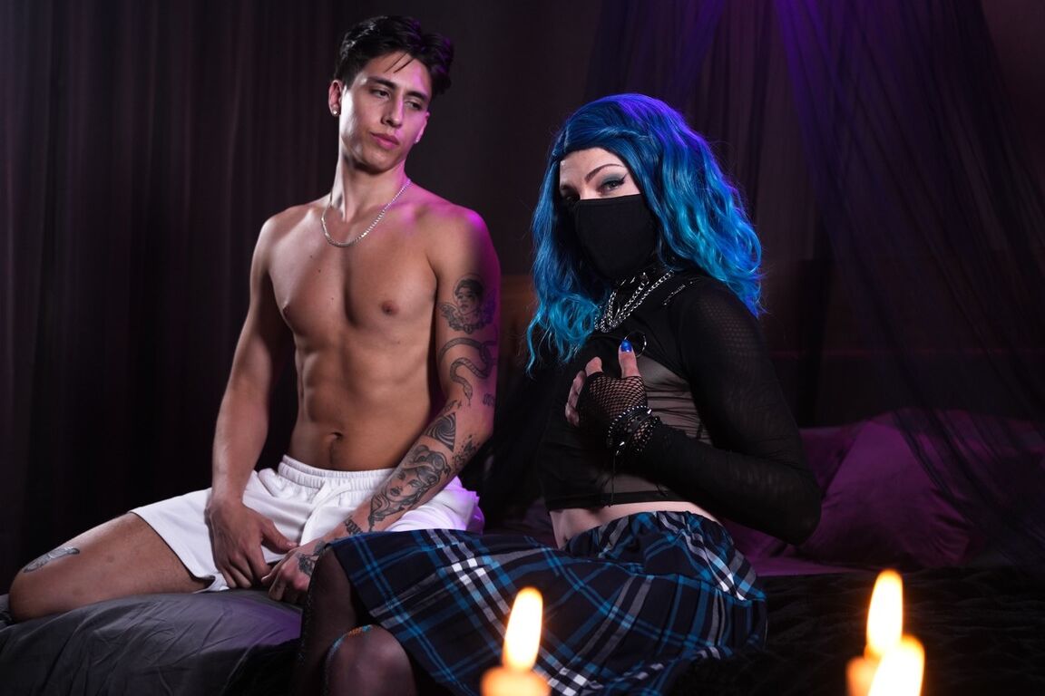21P La sexy Goth Angel Elias se fait baiser en levrette par son petit ami