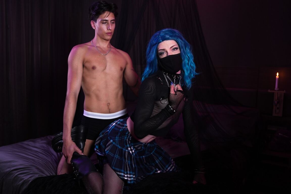 21P La sexy Goth Angel Elias se fait baiser en levrette par son petit ami