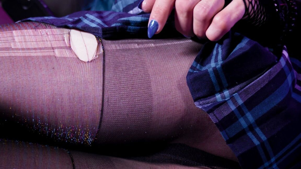 21P La sexy Goth Angel Elias se fait baiser en levrette par son petit ami