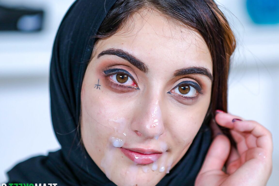 20P A linda gata árabe Jezebeth faz um tratamento facial depois de sexo violento e hardcore