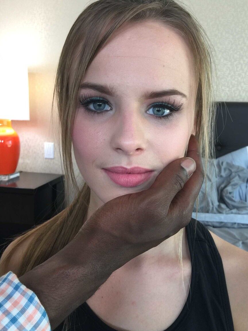 20P A linda estrela pornográfica adolescente Jillian Janson tira a camisa e a meia-calça para mostrar sua buceta