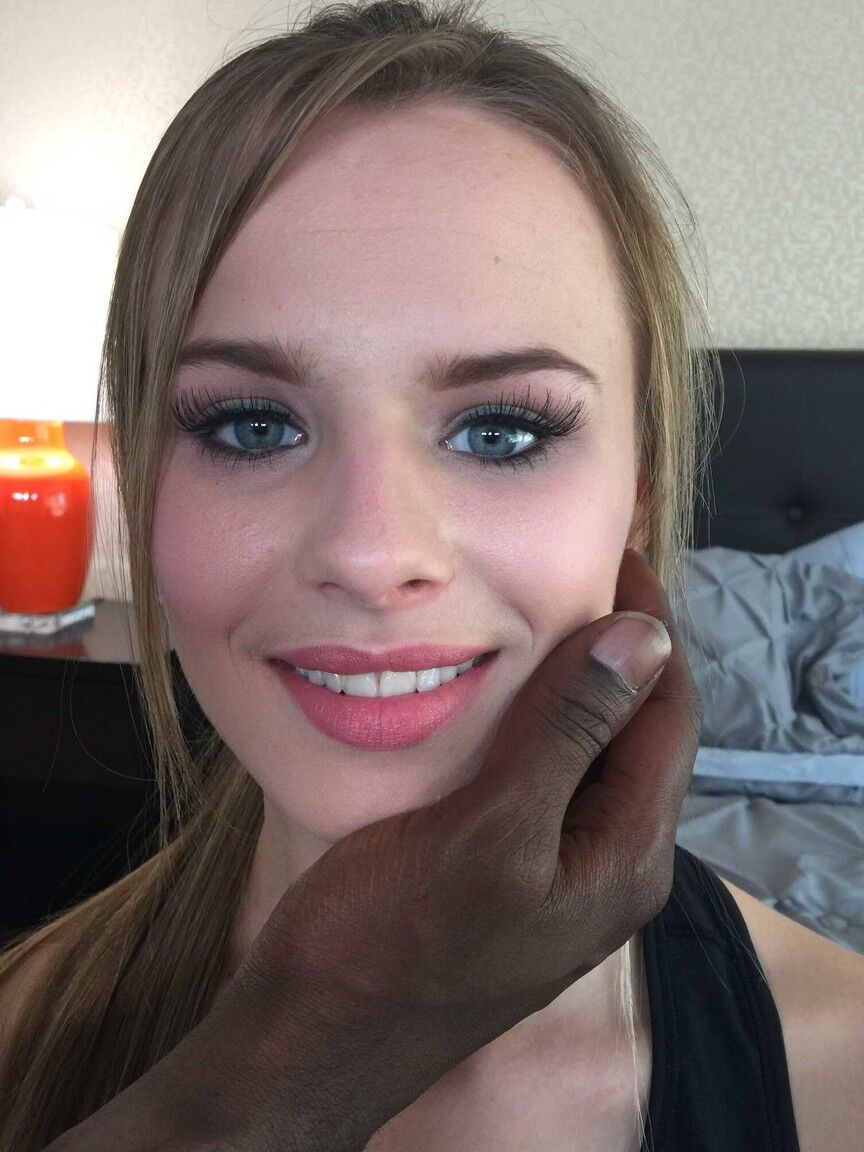 20P A linda estrela pornográfica adolescente Jillian Janson tira a camisa e a meia-calça para mostrar sua buceta