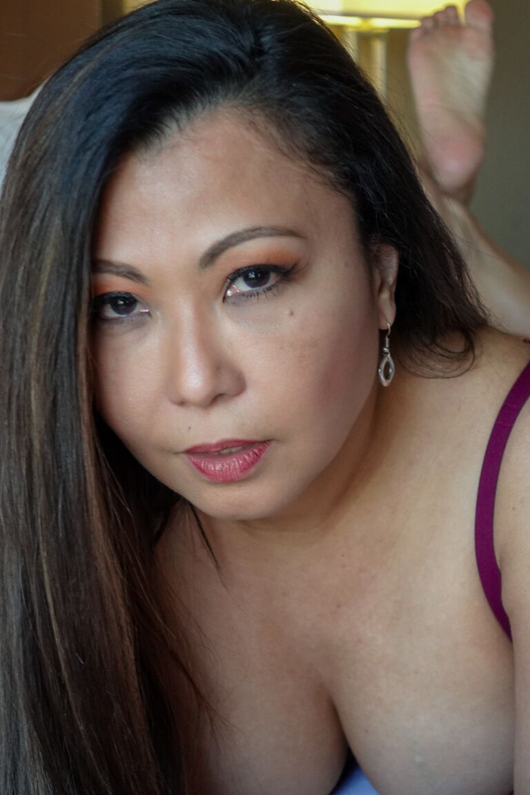 20P asiática MILF Krystal Davis dá um boquete POV em um pau duro e um passeio de doggystyle