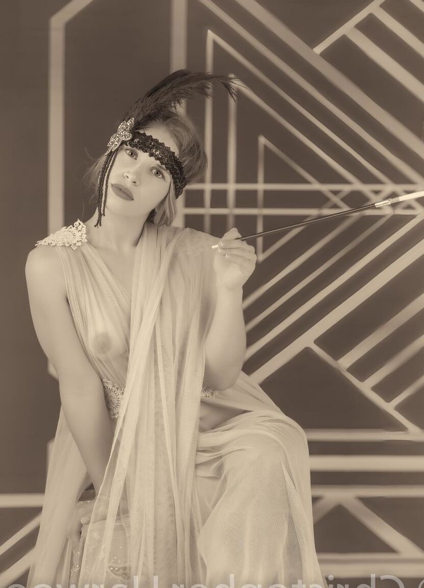 20P Schöne junge Frau neckt in einem sexy durchsichtigen Kleid in einem B