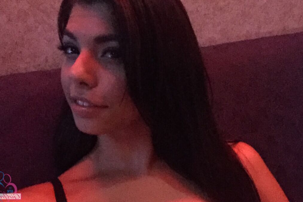 13P Namorada amadora Gina Valentina brinca com a bunda e posa na praia