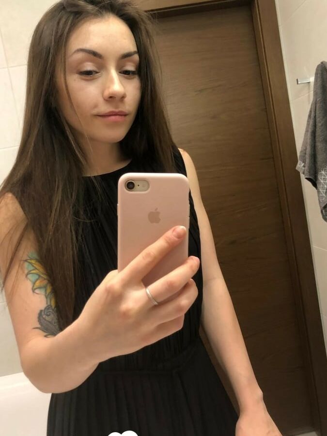 20P ブルネットのアメリカ人が中くらいのおっぱいと丸い戦利品を自撮りする