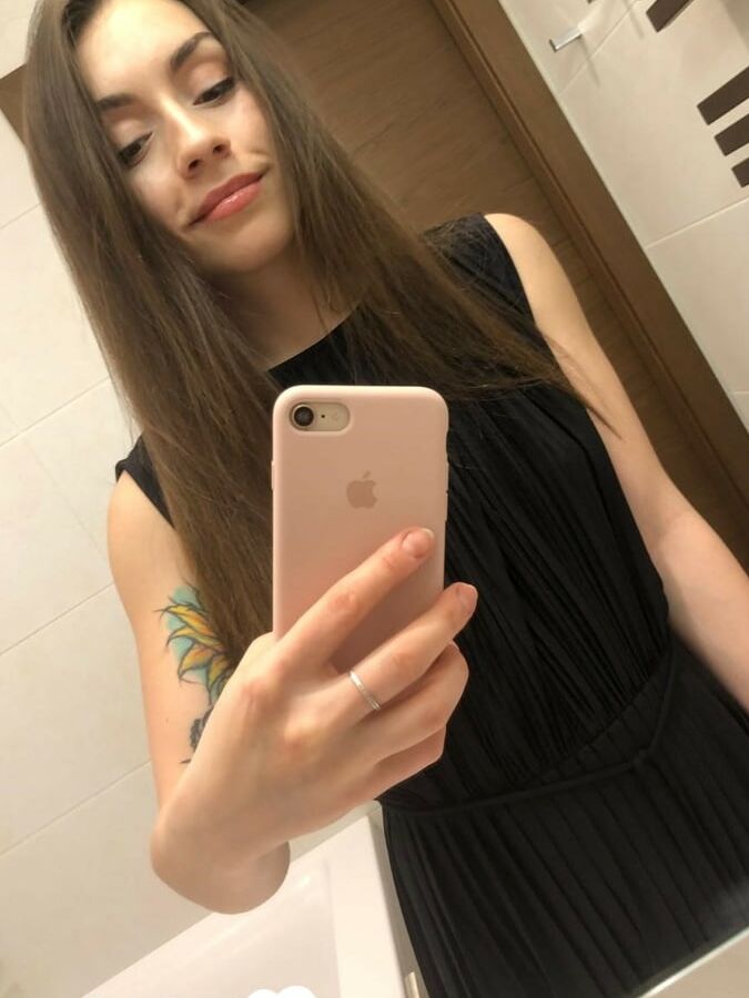20P ブルネットのアメリカ人が中くらいのおっぱいと丸い戦利品を自撮りする