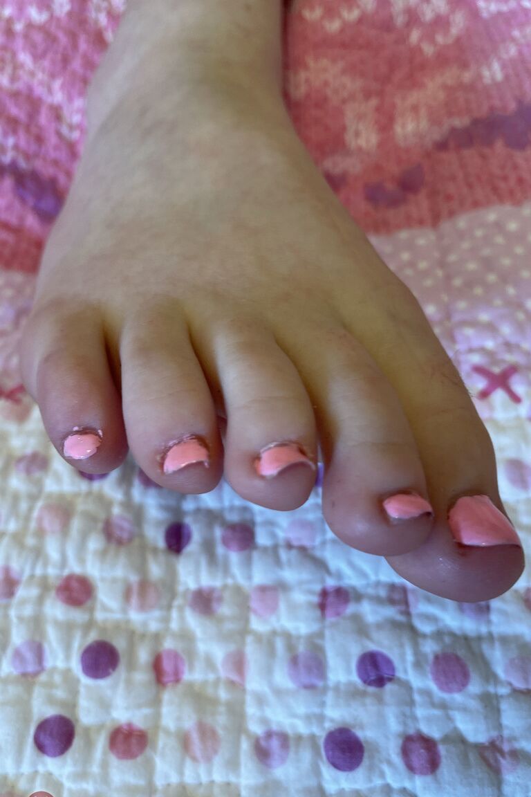 21P Die süße Amateur-Teenagerin Adrianna Jade enthüllt ihre rosa Muschi und posiert nackt