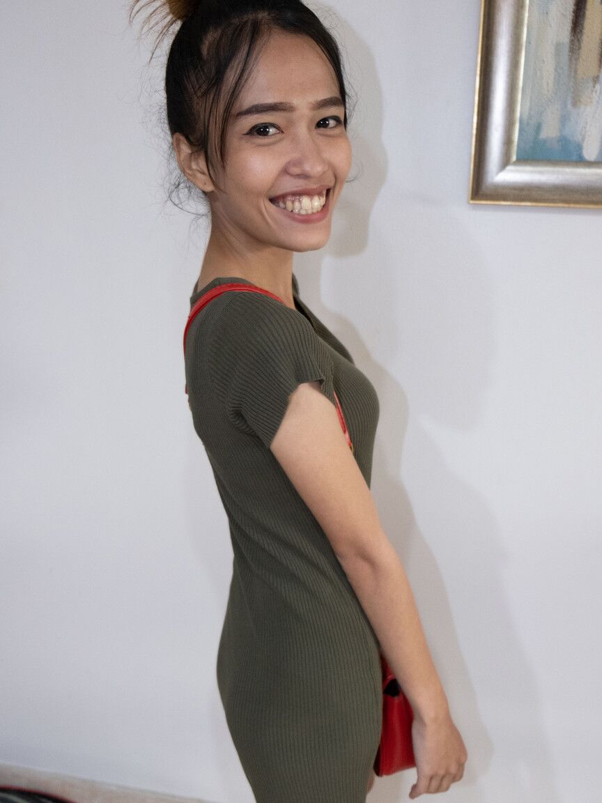 14P A adolescente curta Mena sorri enquanto tira sua lingerie roxa em um solo