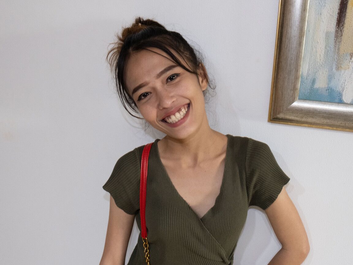 14P A adolescente curta Mena sorri enquanto tira sua lingerie roxa em um solo