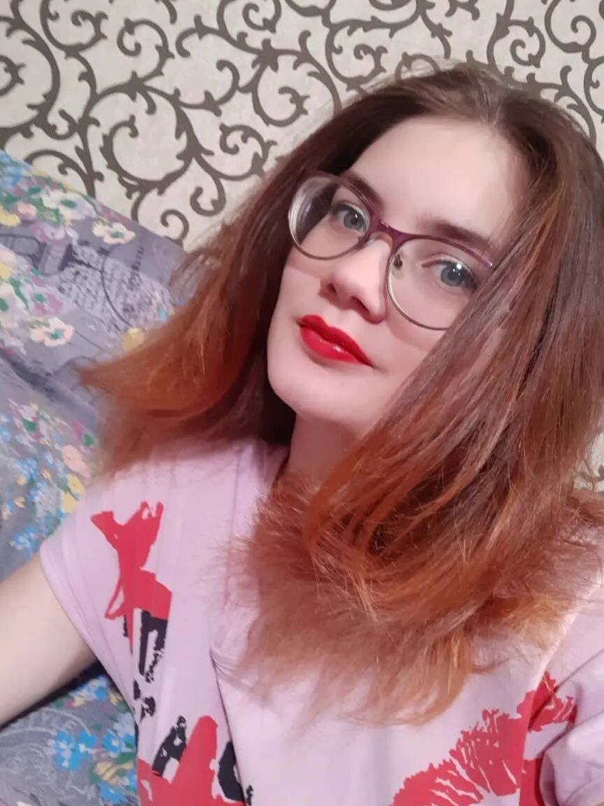 21P Amateur con curvas muestra su gran culo y sus tetas naturales mientras se desnuda