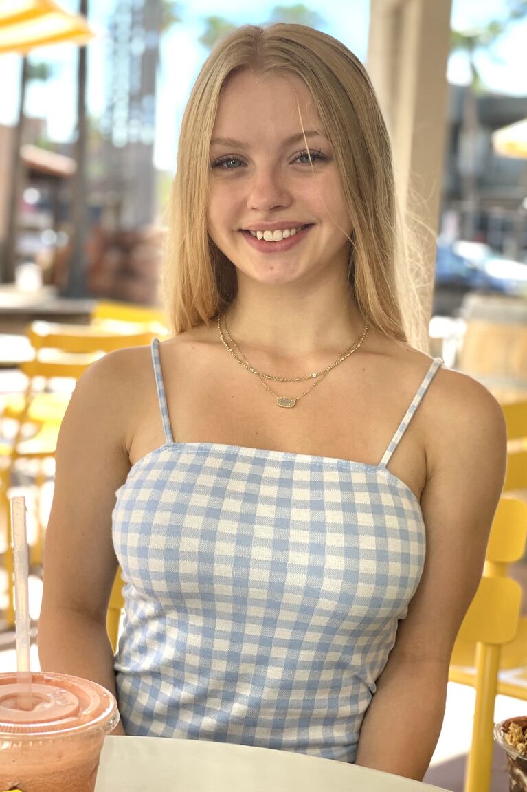20P Kylie, petite blonde, taquine avec ses incroyables gros seins