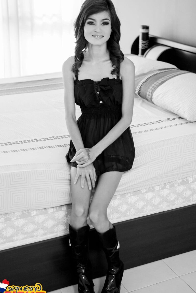 21P Skinny Thai model Jasmine	strips to her boots and poses in a solo