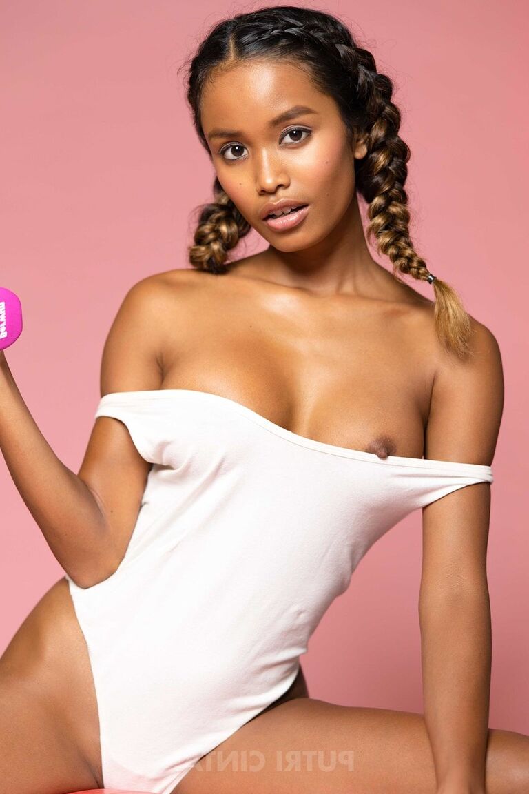 20P Adorável ébano brinca com seus peitos falsos perfeitos e bunda incrível em um tapete de ioga