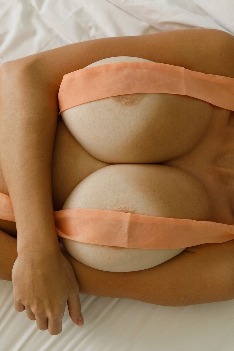 12P ブルネットの爆弾ディタ・ヴェトーネがベッドの上で巨乳でからかう