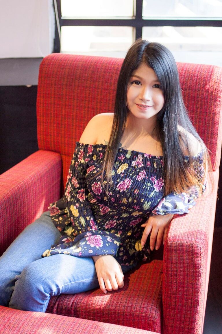 21P La sexy modelo asiática Lak se quita los jeans y muestra su coño peludo