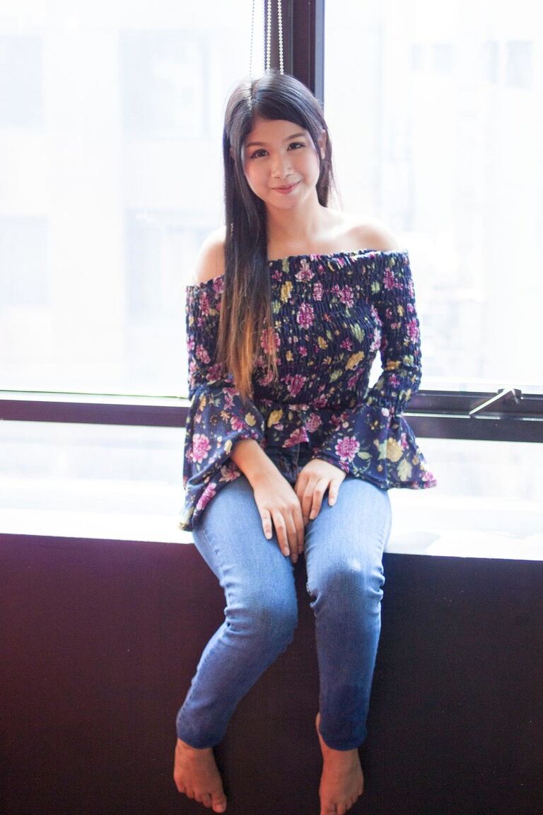 21P La sexy modelo asiática Lak se quita los jeans y muestra su coño peludo