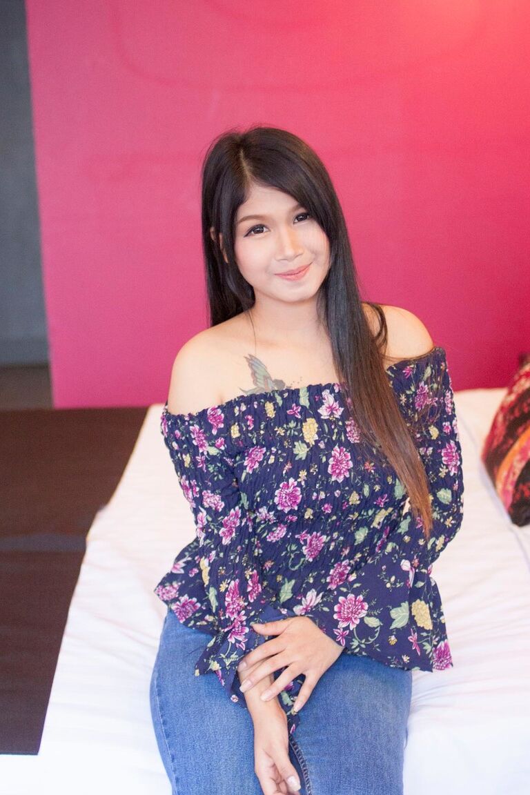 21P La sexy modelo asiática Lak se quita los jeans y muestra su coño peludo