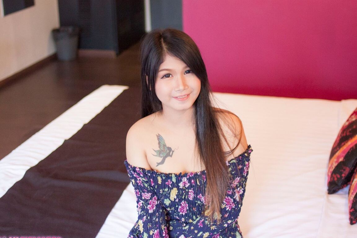 21P La sexy modelo asiática Lak se quita los jeans y muestra su coño peludo