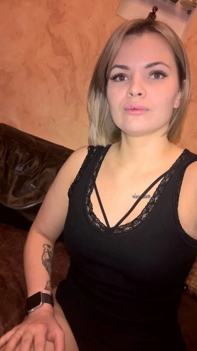 17P Blondine zeigt ihre kleinen Titten