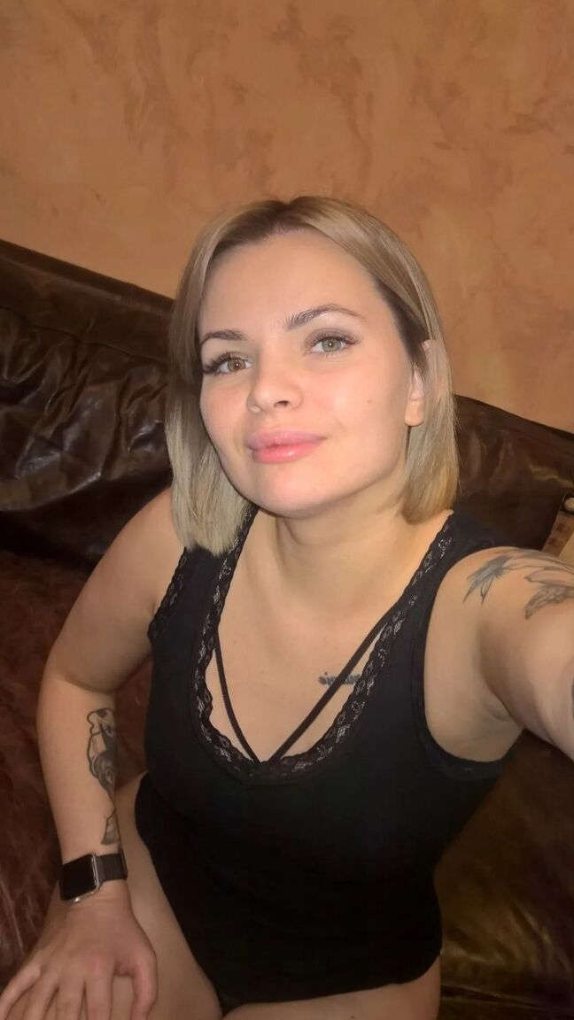 17P Blondine zeigt ihre kleinen Titten