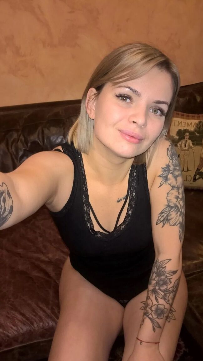 17P Blondine zeigt ihre kleinen Titten