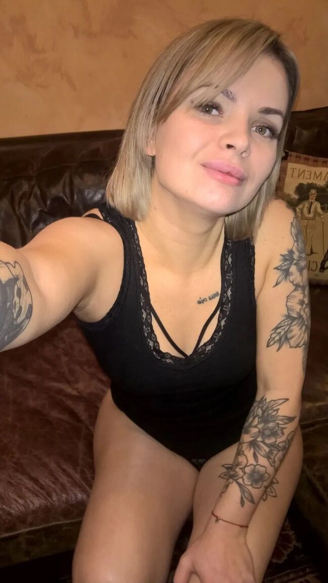 17P Blondine zeigt ihre kleinen Titten
