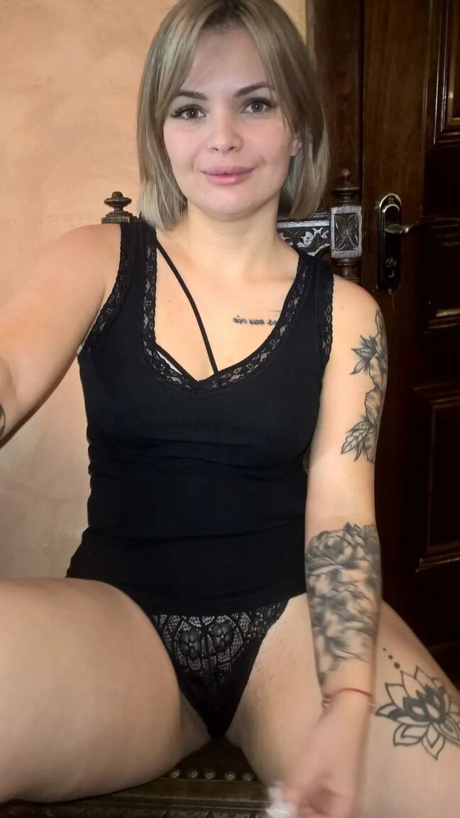 17P Blondine zeigt ihre kleinen Titten