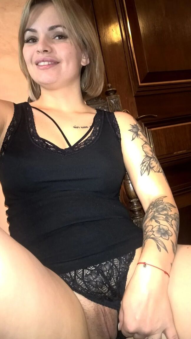 17P Blondine zeigt ihre kleinen Titten