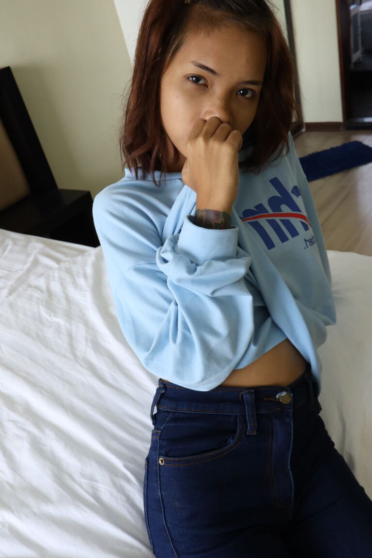 21P La jolie asiatique Emelyn montre son petit corps en se déshabillant pour le sexe