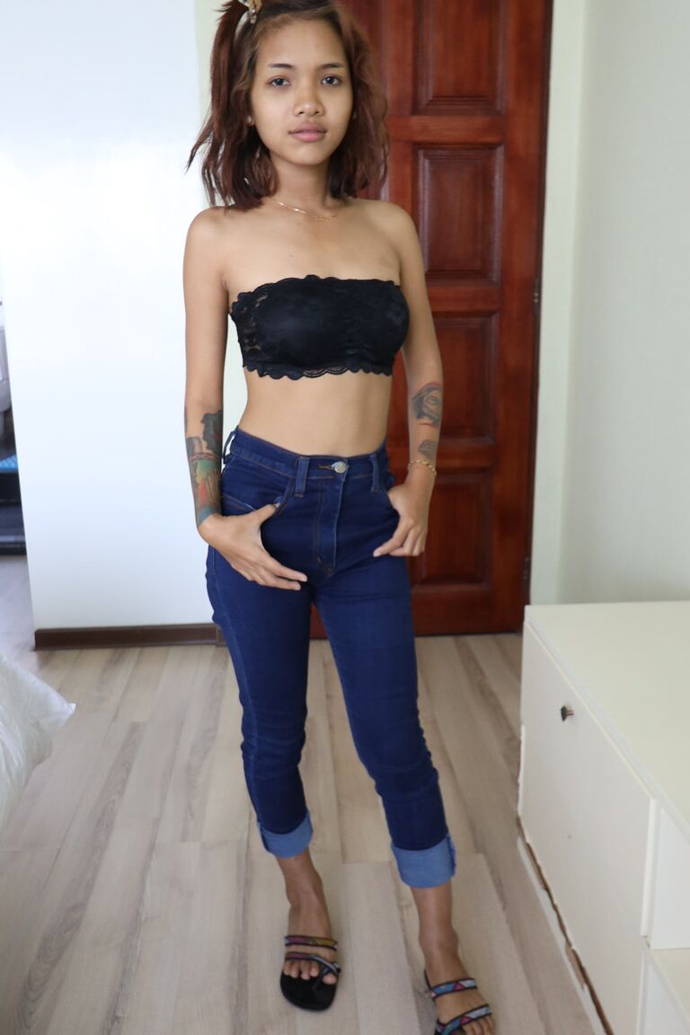 21P La jolie asiatique Emelyn montre son petit corps en se déshabillant pour le sexe