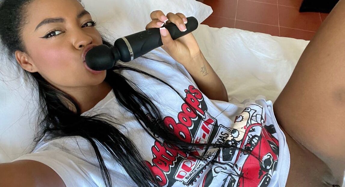 19P La sexy amateur Sofi Vega expone su gordo culo y juega con su jugoso coño