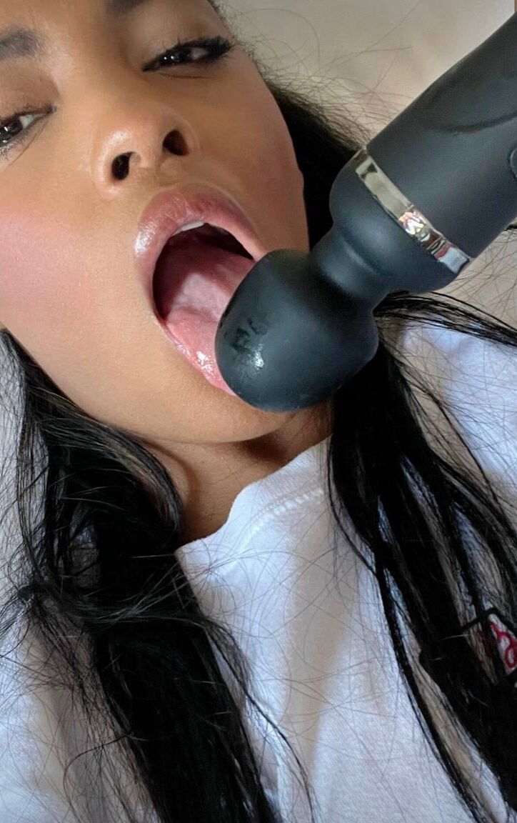 19P La sexy amateur Sofi Vega expone su gordo culo y juega con su jugoso coño