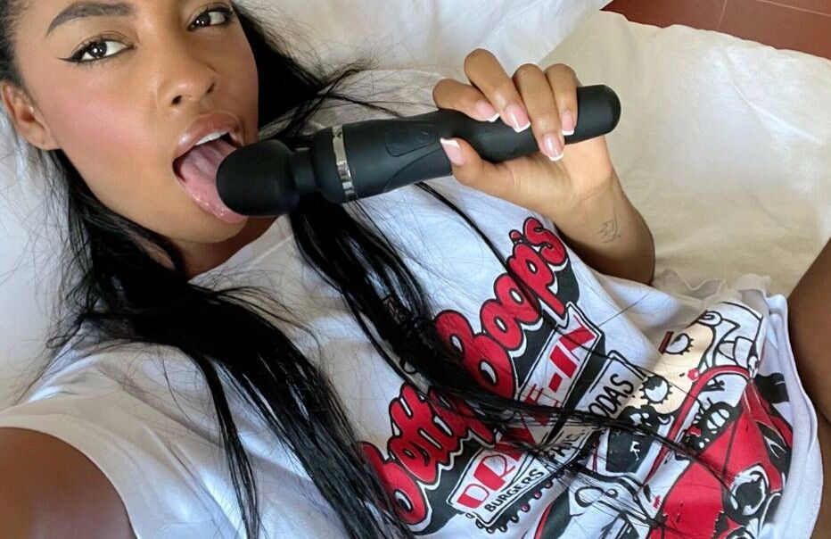 19P La sexy amateur Sofi Vega expone su gordo culo y juega con su jugoso coño