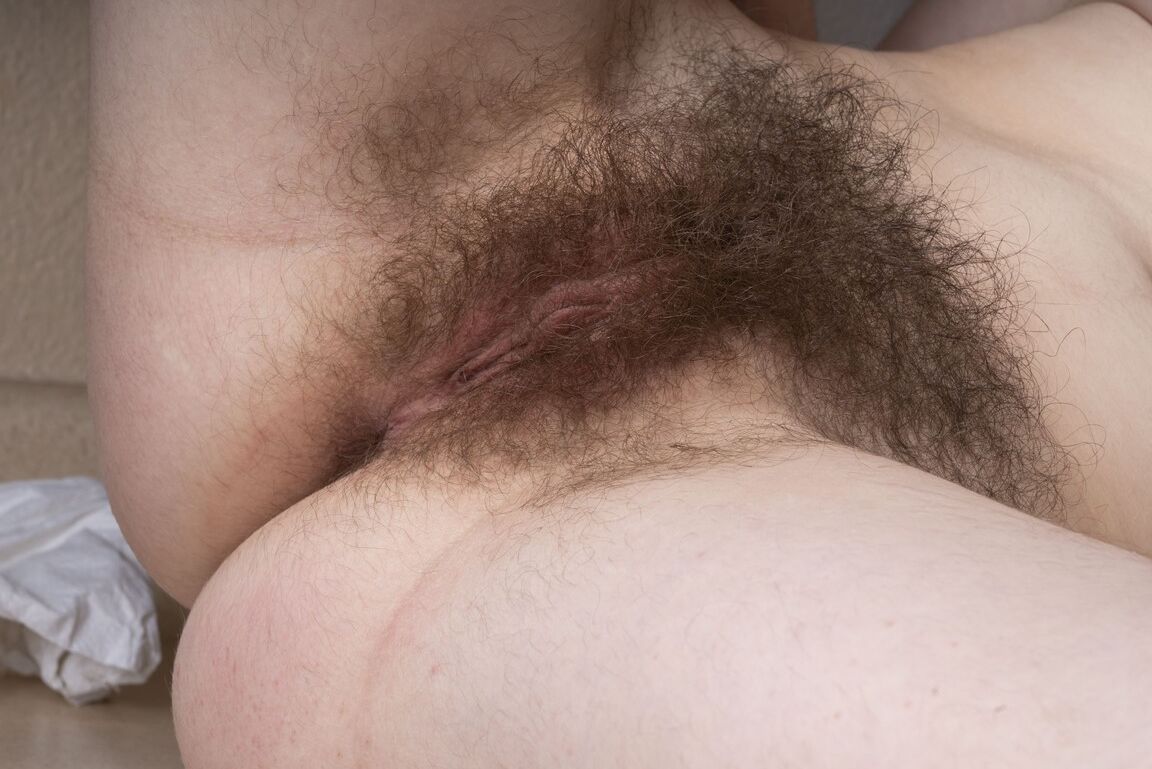 21P Amateur Babe Ivy Addams zieht sich komplett nackt aus und spreizt ihre haarige Muschi