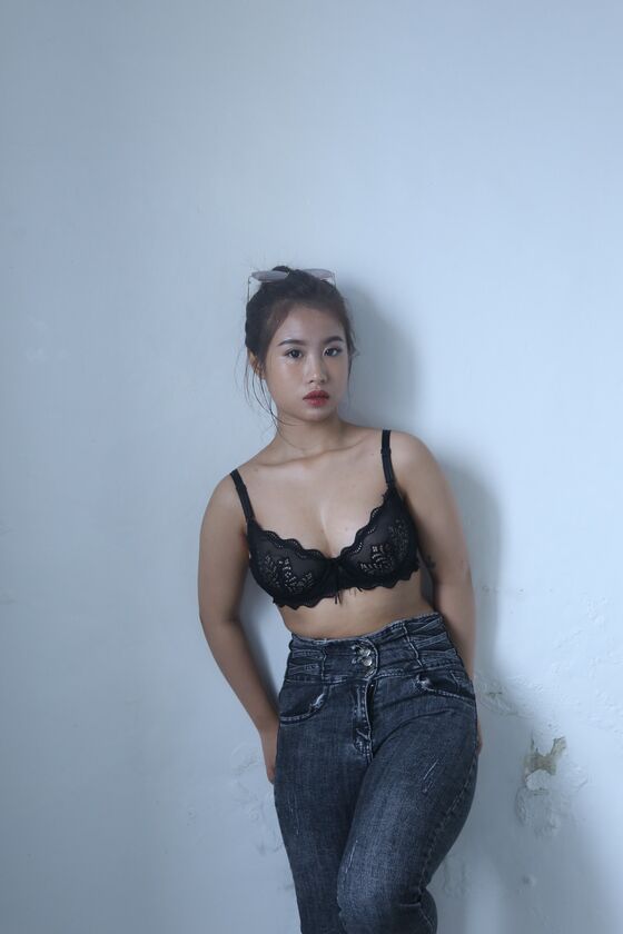 20P Hermosa asiática muestra sus maravillosas tetas y su gran trasero
