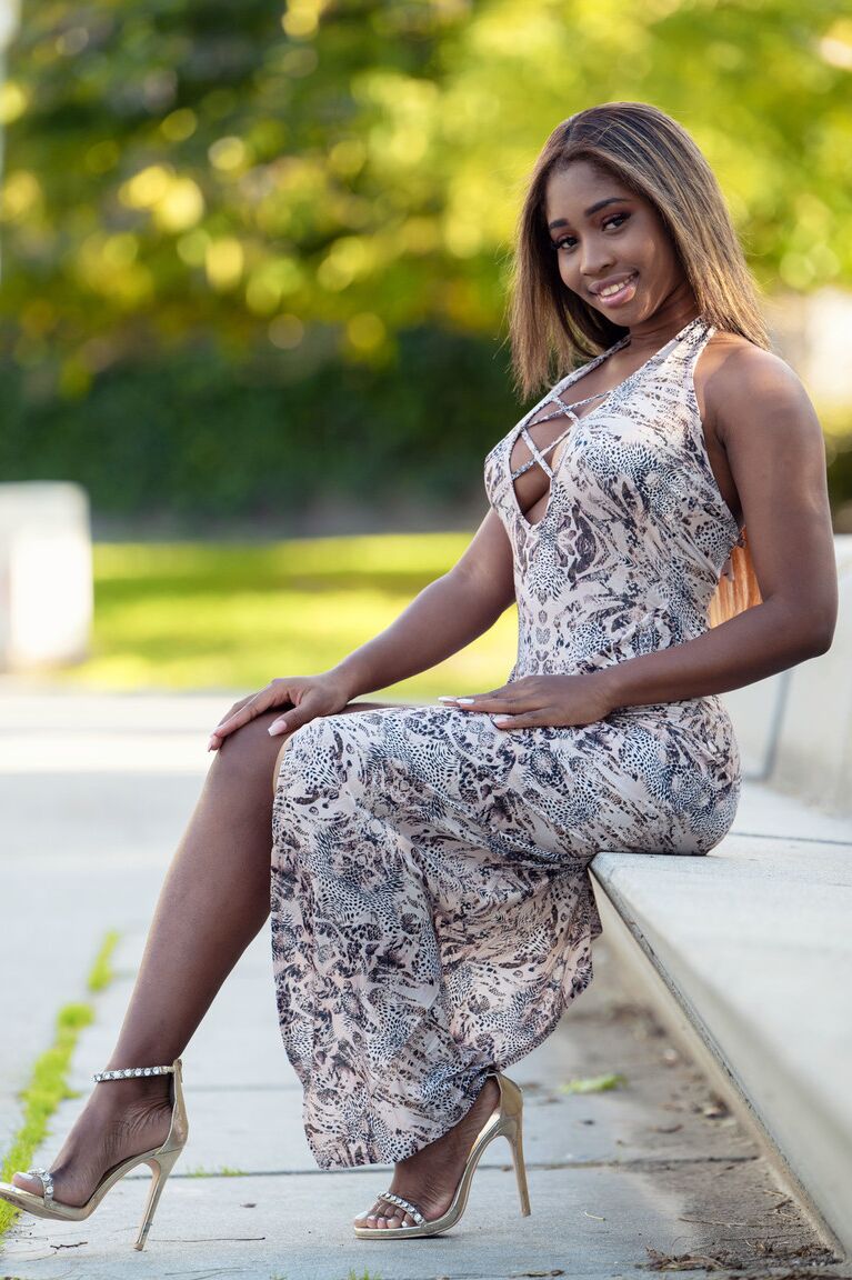20P La beauté ébène Boni Brown enlève sa robe longue