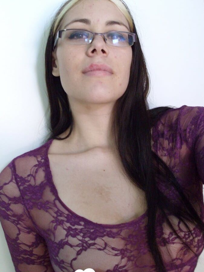 20P Nena amateur geek se frota las grandes tetas y muestra su culo monstruoso en solitario