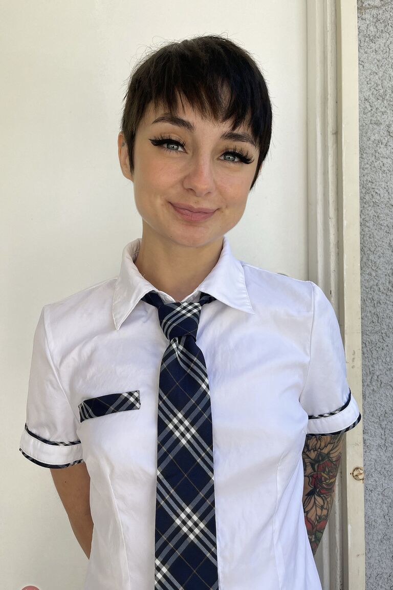 21P Stevie Moon, écolière brune, écarte de près sa chatte gonflée et rasée.