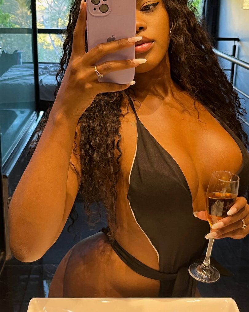 16P La sexy latina Luana se toma selfies de sus increíbles curvas en el espejo